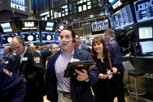 US Shares Hike Modestly, Euro Dips