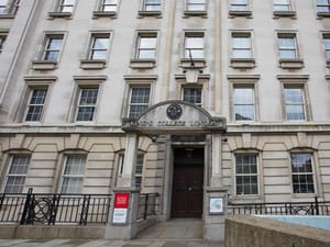 King’s College Replaces Portraits of its Founders with Ethnic Minorities
