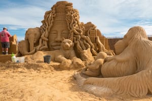 Japan’s Sand Museum  Features America’s History