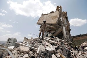 Houthi-Saleh Tension Paralyzes Coup Institutions