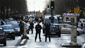 Five Questioned over Failed Bomb in Paris Neighborhood