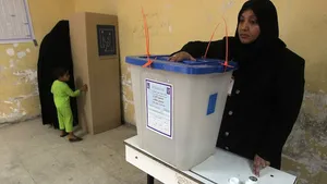 Iraqis brave threat of violence to cast ballots