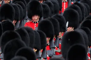 Royal Guards Faint under London’s Heat