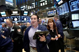 US Shares Hike Modestly, Euro Dips