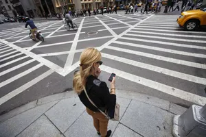 Honolulu Bans Pedestrians from Looking at Smartphones while Crossing Streets
